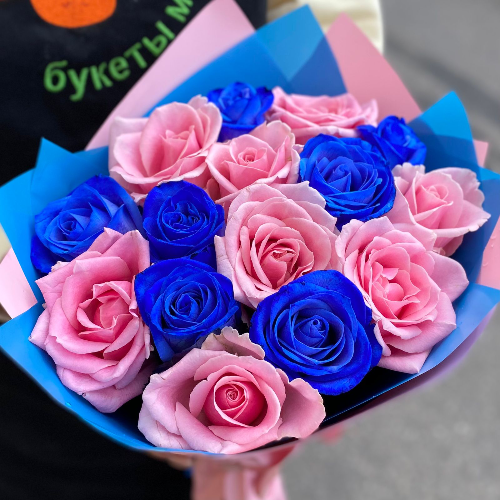 Букет из 15 синих и розовых роз