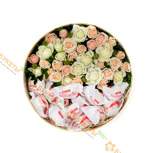 Кустовые розы и конфеты Raffaello в коробке