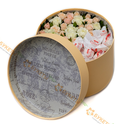 Кустовые розы и конфеты Raffaello в коробке