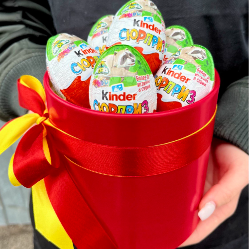 7 kinder сюрпризов в красной шляпной коробке