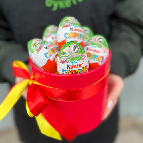 7 kinder сюрпризов в красной шляпной коробке