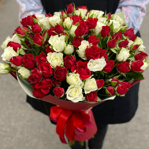 Букет из 35 белых и красных кустовых роз