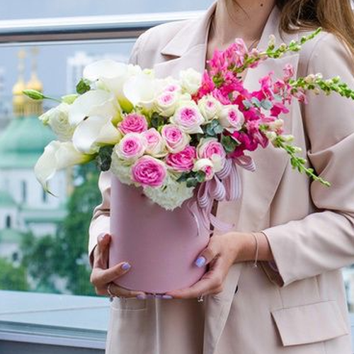 Шляпная коробка с белыми каллами