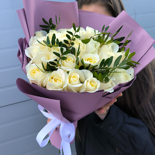 Букет из 25 белых роз "Аваланш" и фисташки