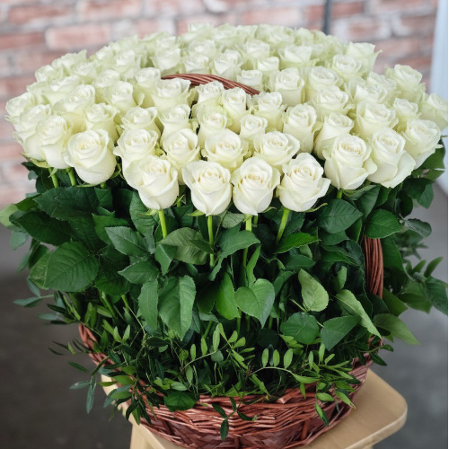 Корзина из 101 белой розы "Поцелуй Сен‑Жермен"