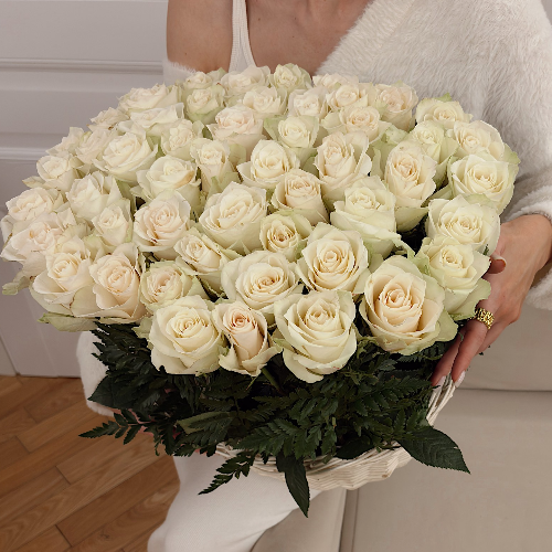 Корзина из 51 белой розы "Мелодия Сиены"