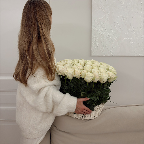 Корзина из 51 белой розы "Мелодия Сиены"