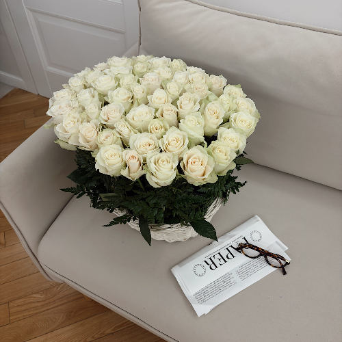 Корзина из 51 белой розы "Мелодия Сиены"
