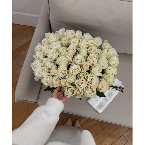 Корзина из 51 белой розы "Мелодия Сиены"