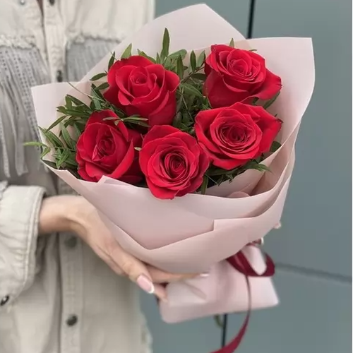 Букет из 5 красных роз (Эквадор) и фисташки