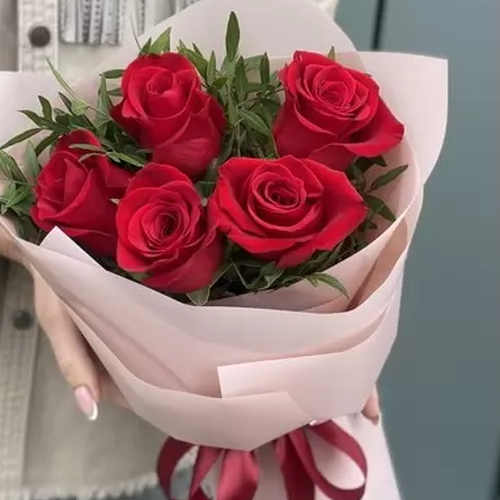 Букет из 5 красных роз (Эквадор) и фисташки