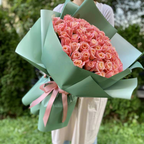 Букет из 101 коралловой розы Мисс Пигги