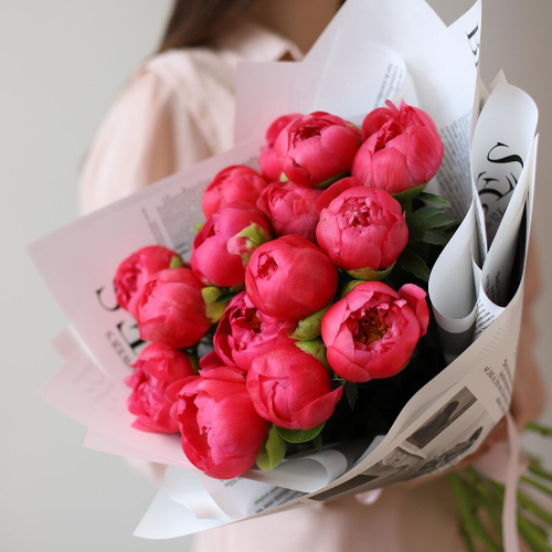 Букет из коралловых пионов